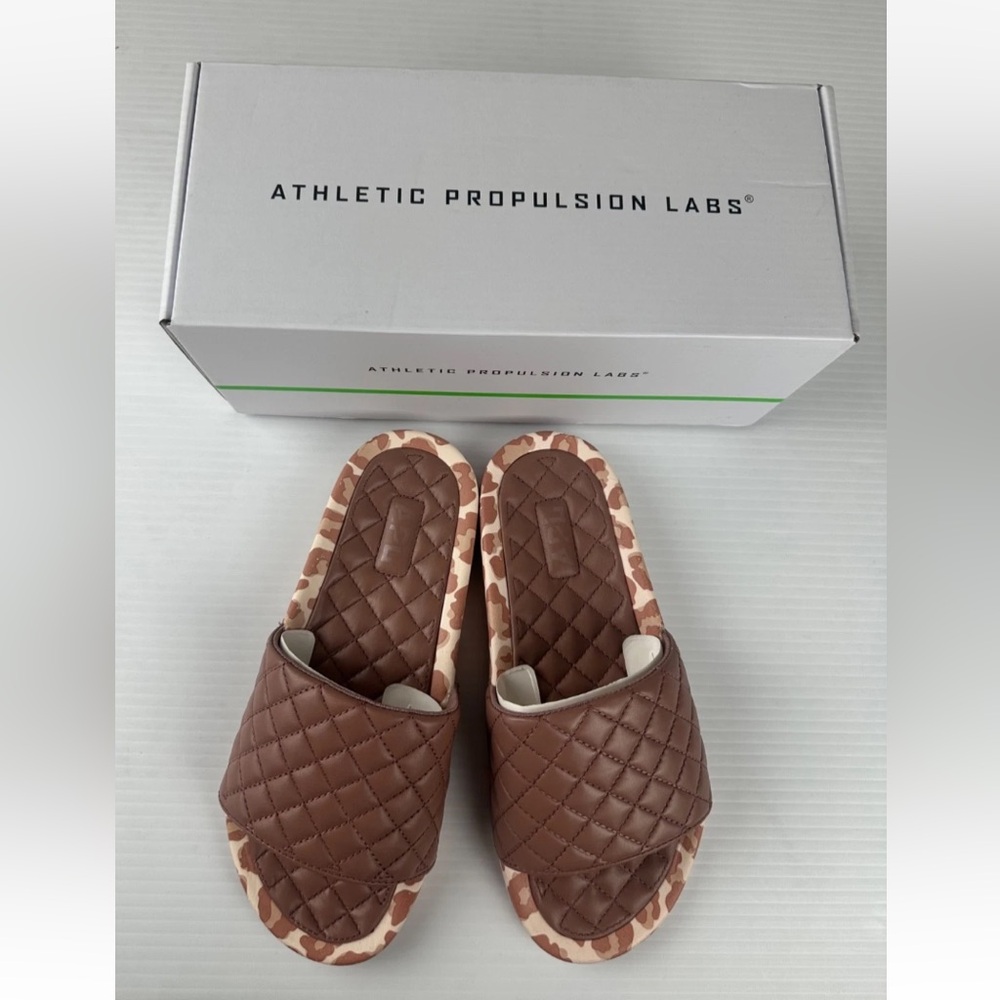 APL Women's Sz 7 Beachwood/Leopard Lusso Slide